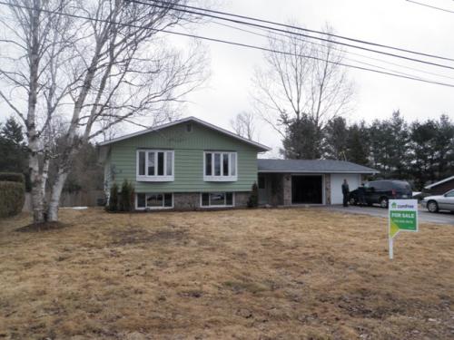  Bracebridge Home, Cottage, and Commercial Inspector looks at home in Bracebridge Ontario. This home in the Bracebridge area required an inspection  prior to being bought. A nice 3 bedroom ranch style home like this could also be used as a cottage..