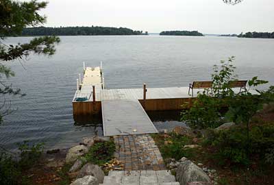 This crib dock needs careful inspection, while not part of a
home it does get used by the whole family.Replacing piers or cribbing
may be impossible under new rules and a buyer needs to be sure the
decorative facing is not covering up rotted cribbing or piers.